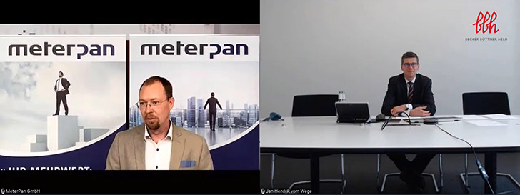 Geschäftstreffen mit zwei Männern und Firmenbannern