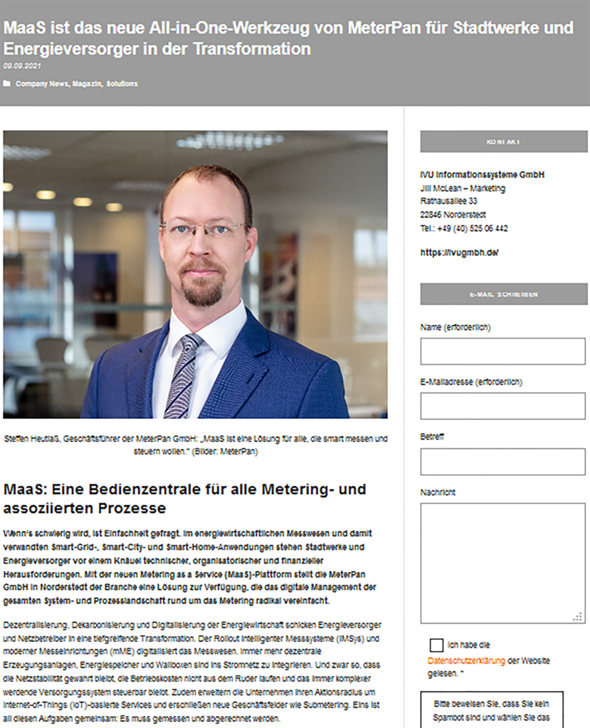 Mann in Anzug präsentiert innovatives Energiewerkzeug