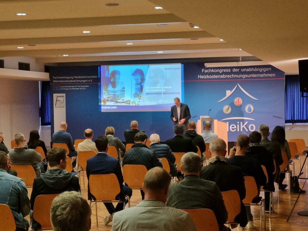 Konferenz über Heizkostenabrechnung in einem Veranstaltungsraum