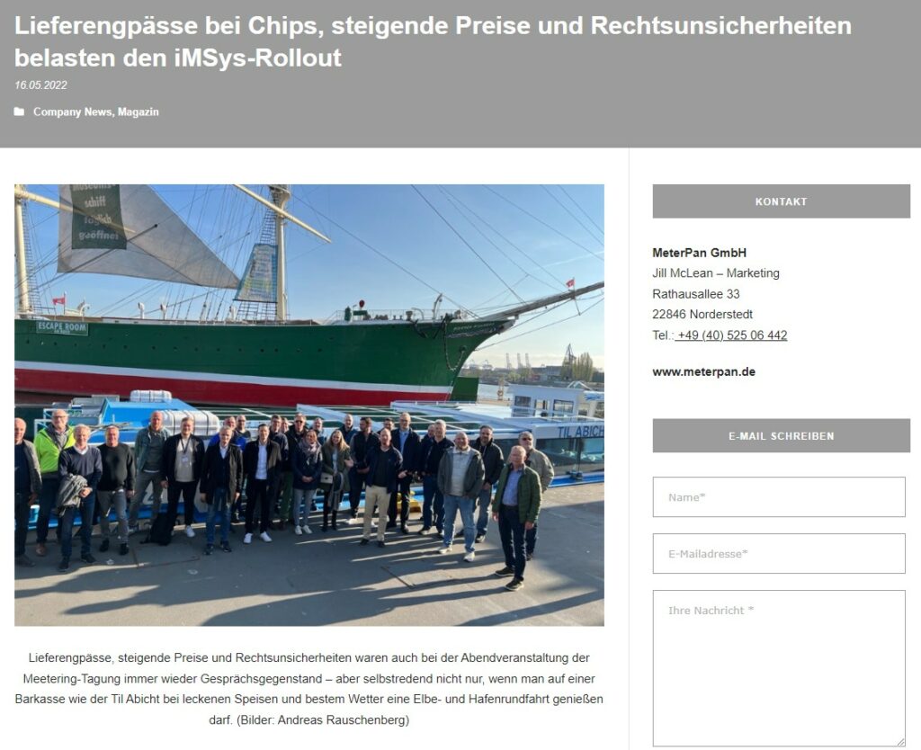 Gruppe von Menschen vor einem großen grünen Segelschiff am Hafen
